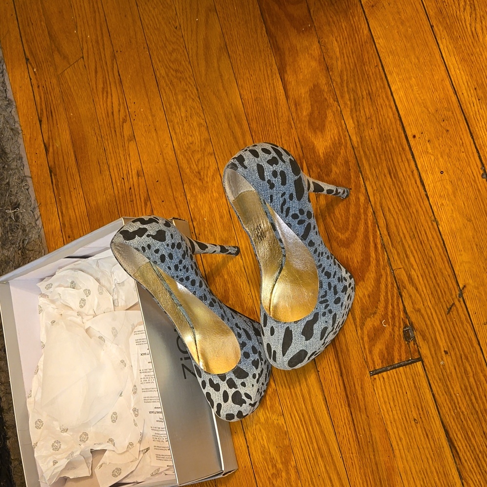 Shoes - Picture 2 of 3